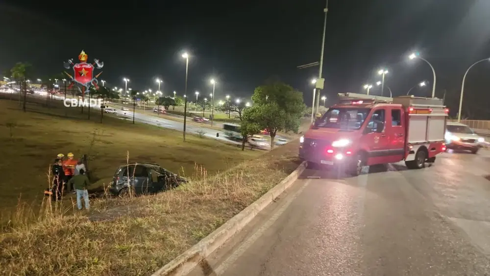 Capota na EPIA Sul deixa motorista ferido e mobiliza bombeiros