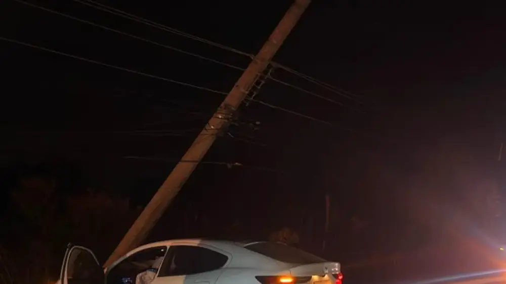 Carro bate em poste no Altiplano Leste e motorista não se fere
