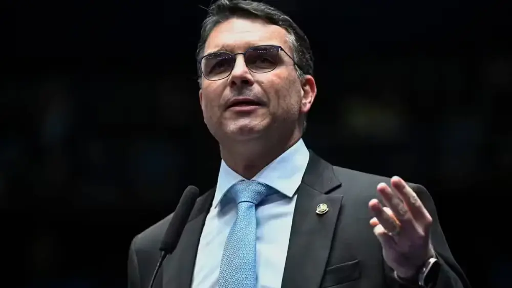 Flávio Bolsonaro fala em 'guerra psicológica' e nega escândalos