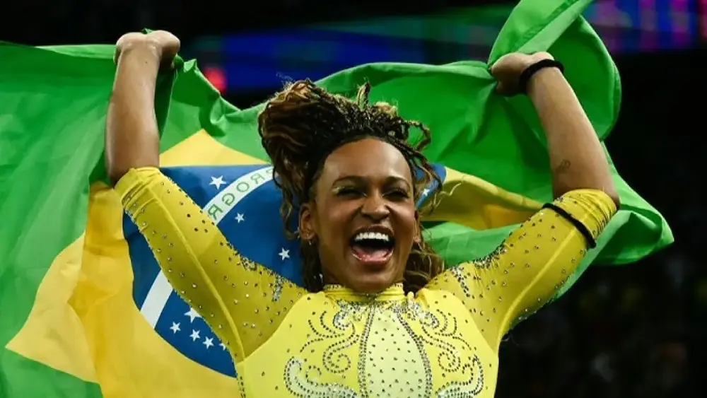 Rebeca Andrade volta com nota recorde mundial no salto