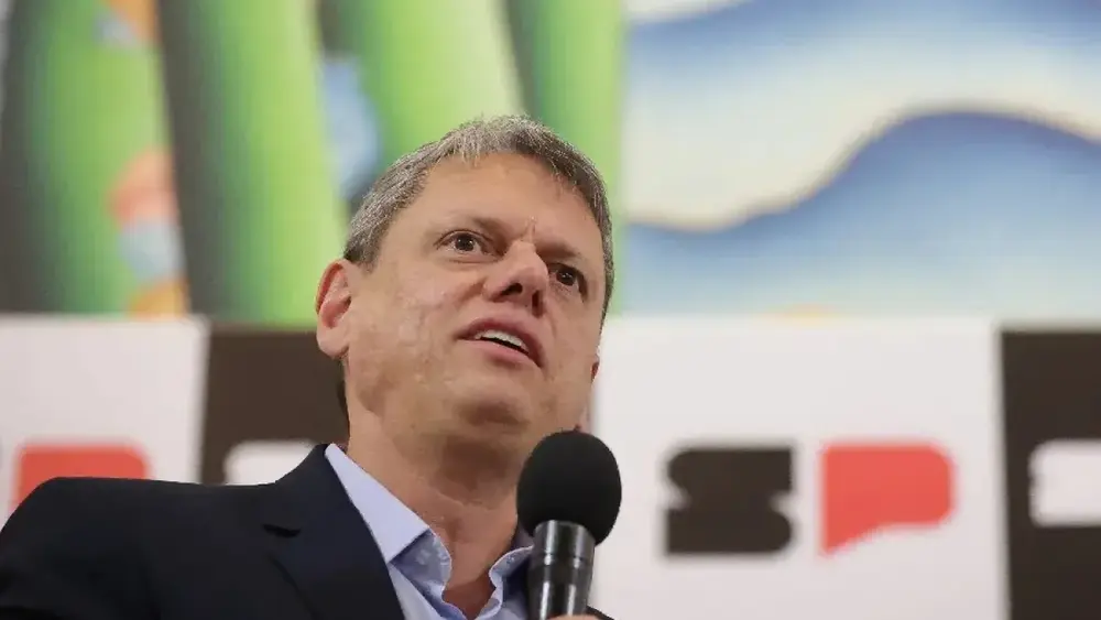 Tarcísio diz que não repetiria boné de Trump e confia nas urnas